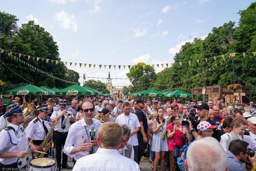 Urodziny Żubra przed teatrem rozpoczęły się o godz. 12. Na...