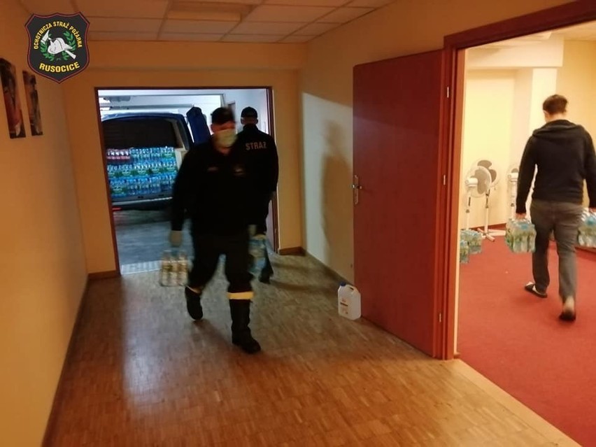 Strażacy z OSP Rusocice w ramach walki z pandemią dowożą...