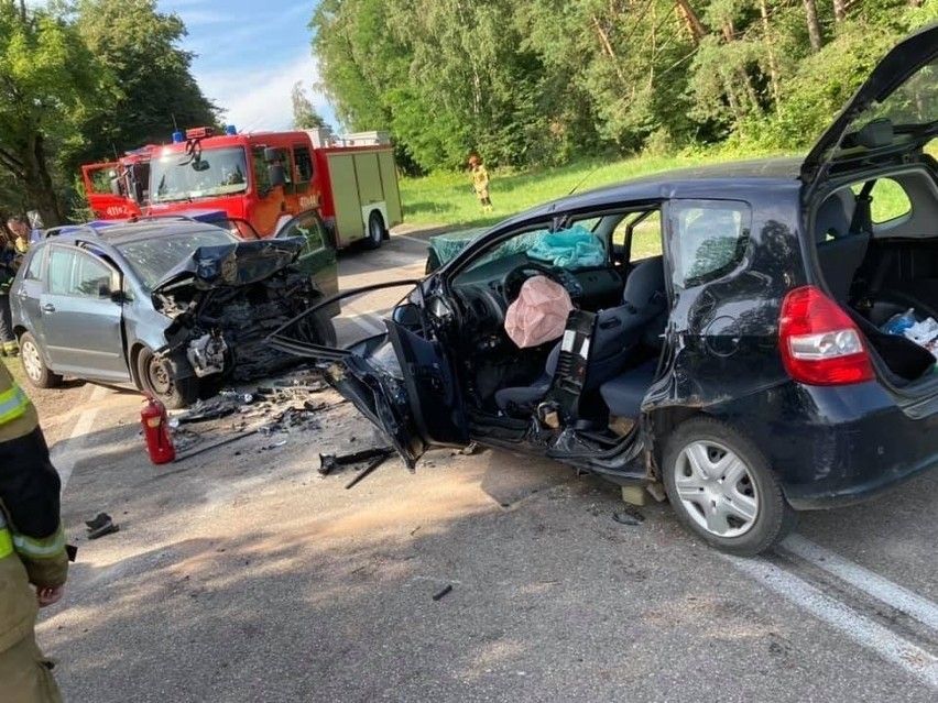 Ploski. Wypadek na DK 19 okazał się śmiertelny. W czołowym zderzeniu zginął pasażer volkswagena [ZDJĘCIA]