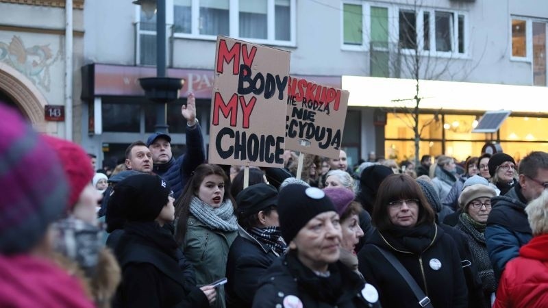 Łodzianki protestowały przeciw zaostrzeniu przepisów aborcyjnych. Około tysiąca osób wzięło udział... [zdjęcia]