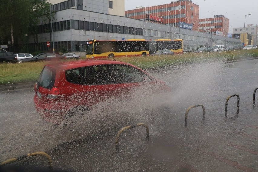 Ulewa we Wrocławiu. Wiele ulic znalazło się pod wodą (ZDJĘCIA)