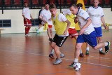 Ciekawe mecze w pierwszej kolejce Opatowskiej Ligi Futsalu. Grają zawodnicy znani z ligowych boisk. Na początek była niespodzianka
