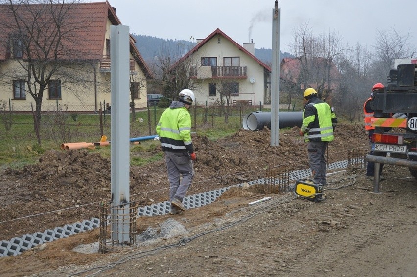 Prace przy budowie obwodnicy Chełmca mimo mrozów postępują. We wakacje przejedziemy nową drogą. Zobaczcie zdjęcia z placu budowy