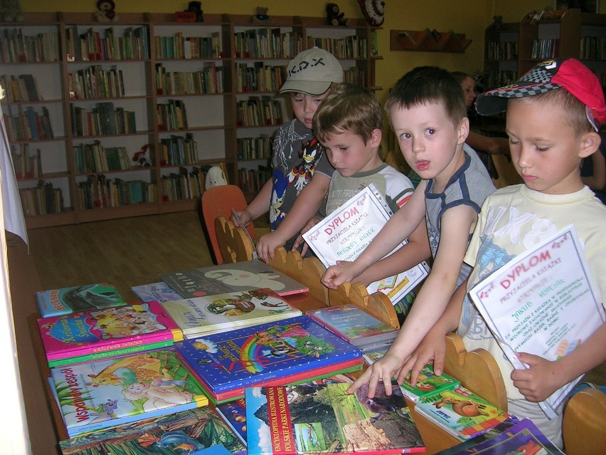 Dzieci z ciekawością oglądały zasoby biblioteki