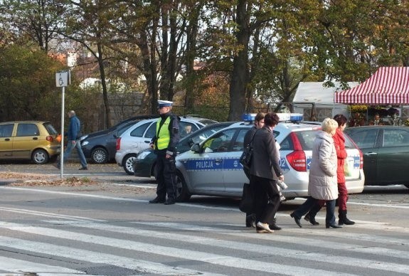 W rejonie cmentarzy służbę pełnią zwiększone siły policjantów w mundurach i w cywilu. Pełne ręce roboty ma również drogówka.