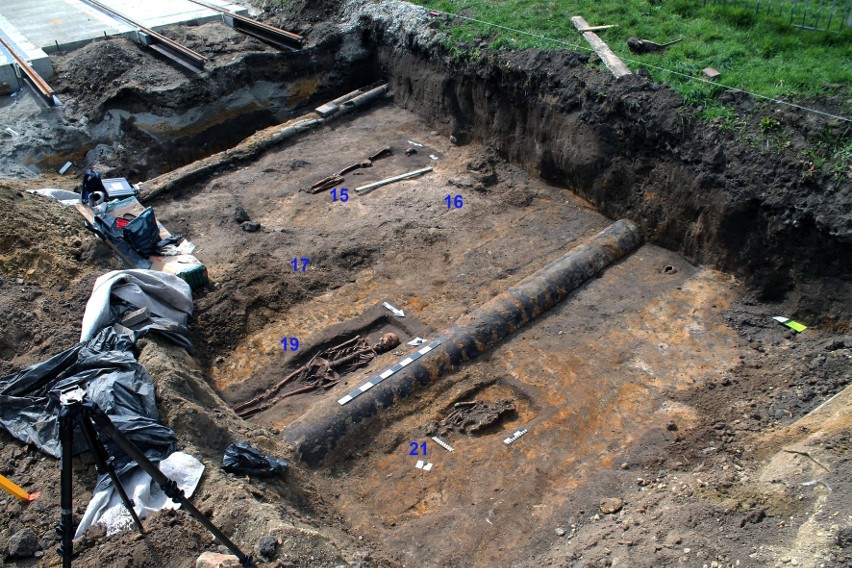 Prace wstrzymano by szczątkami mogli zająć się archeolog i...