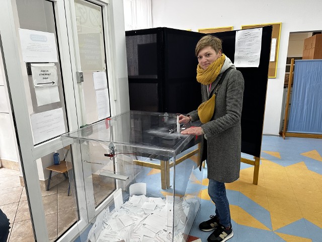 Wybory samorządowe trwają, zagłosowała także Agata Wojda. Więcej jej zdjęć w galerii