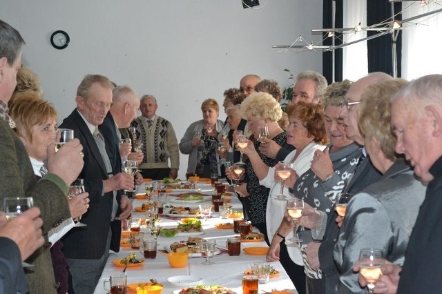 Skaryszewscy seniorzy złożyli życzenia i wznieśli toast szampanem.
