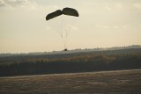 Skoki na Pustyni Błędowskiej. Ćwiczyli żołnierze z 6. Brygady Powietrznodesantowej im. gen. S. Sosabowskiego. Mieli wielu widzów