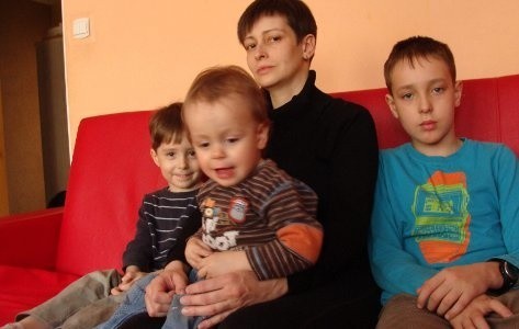 Anna Szyjkowska w otoczeniu swoich synów. Z lewej strony 3,5-letni Piotr, w środku 1,5-roczny Pawełek, a z prawej  - 11-letni Krzysztof.