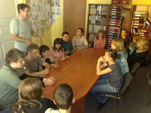Grupa 16 gimnazjalistów podpatrywała pracę dziennikarzy w gorzowskiej redakcji "Gazety Lubuskiej&#8221;