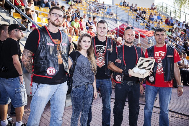 Grzegorz Fortuński (drugi z prawej) reprezentujący grupę z Klubu Motocyklowego Reapers Of Life z Buska-Zdroju też wziął udział w licytacji. Kupił na niej filiżankę.