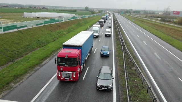 Zderzenie ciężarówek na A4 w Gliwicach. Samochody jadą pasem awaryjnym.