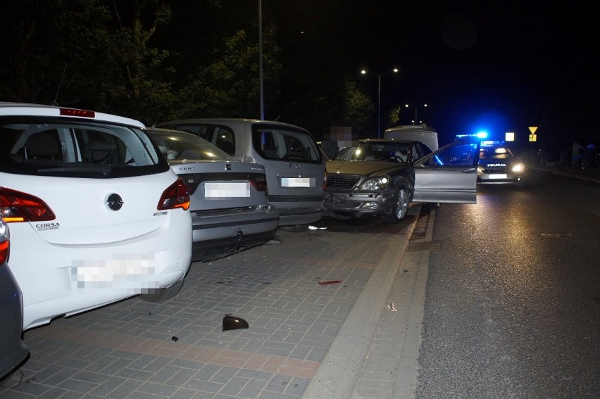 Na ul. Zaborowskiej w Słupsku 19-latek bez prawa jazdy uszkodził sześć samochodów
