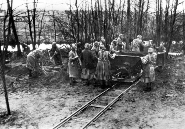 Więźniarki obozu Ravensbrück przy pracy (1939). Zrabowana przez Niemców biżuteria po 80 latach trafiła do wnuczki więzionej w obozie kobiety
