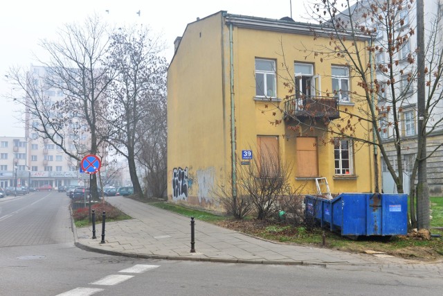 Rozpoczyna się rozbiórka charakterystycznej kamienicy przy ulicy Staszica 39, która stoi tuż obok budynku Urzędu Miejskiego.