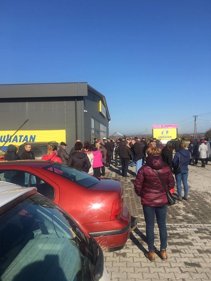 Sklep Lewiatan w Łopusznie już otwarty. Tłumy przyszły zrobić pierwsze zakupy (ZDJĘCIA)