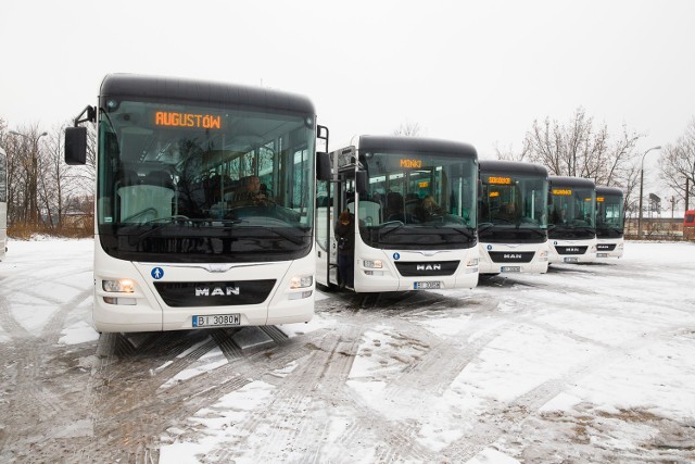 Flota PKS Białystok została wzbogacona o 8 autobusów MAN Lion’s Intercity łączących w sobie komfort, funkcjonalność oraz wysokie bezpieczeństwo. Każdy z nich ma 49 wygodnych siedzeń oraz 31 miejsc stojących. Każdy z pojazdów kosztował około 600 tys. złotych.Bądź na bieżąco. Współczesna.pl to aktualne informacje z woj. podlaskiego i części woj. warmińsko-mazurskiego. POLUB NAS na Facebooku:Gazeta Współczesna