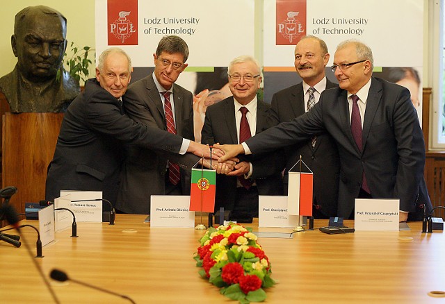 Po podpisaniu umowy ściskają dłonie profesorowie (od lewej): Tomasz Szmuc, Arlindo Oliveira, Stanisław Bielecki, Krzysztof Czupryński i Krzysztof Lewenstein