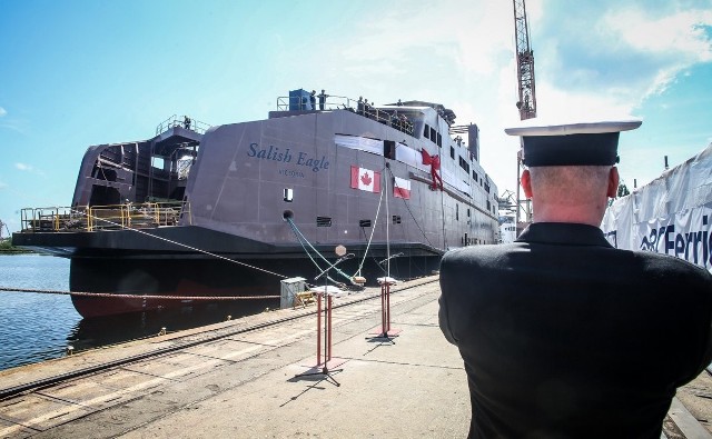 2 czerwca w Remontowa Shipbuilding odbył się podwójny chrzest statków. Imiona nadano Salish Raven i Salish Eagle. Oba promy pasażerskie powstały dla BC Ferries. Jednostki będą mogły zabierać na pokład 600 pasażerów. Matkami chrzestnymi promów zostały pracownice armatora.