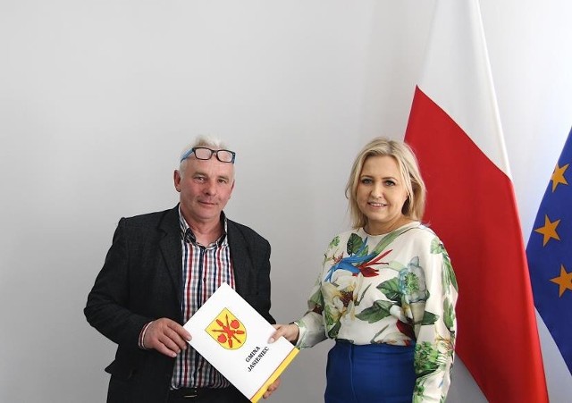 Wójt Marta Cytryńska podpisała umowę dotyczącą rozbudowy sieci wodociągowej w Czachowie, w gminie Jasieniec.
