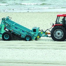 W ciągu dnia niewielka maszyna potrafi oczyścić nawet dwa hektary plaży.