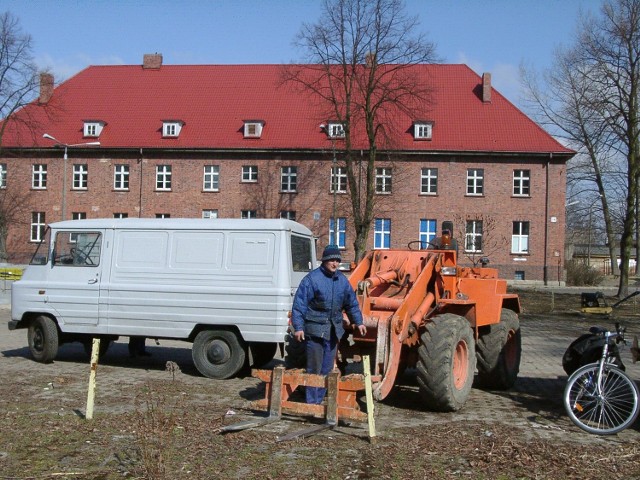 Na terenie byłych koszar spory ruch. Remontowana jest ulica Piłsudskiego oraz Nowy Świat. Niedługo zaczną się kolejne remonty.