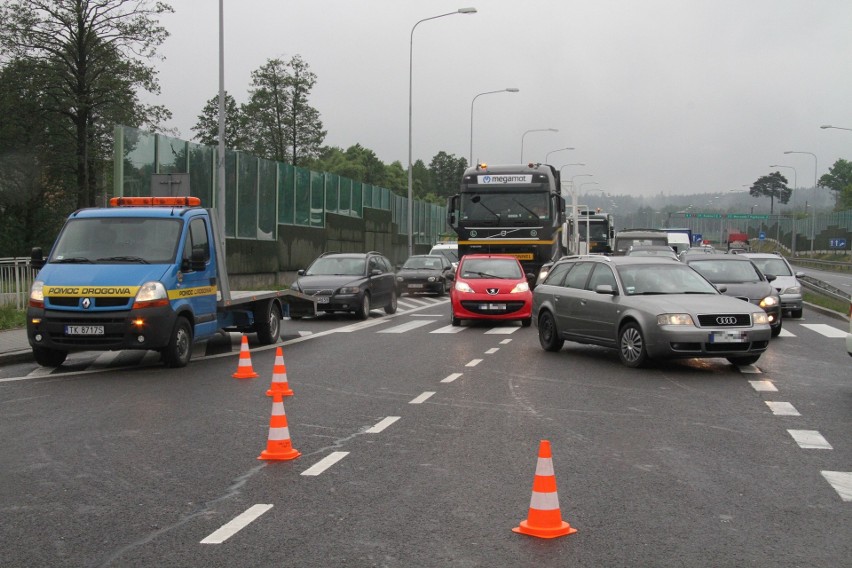 Groźny wypadek na drodze krajowej 73 w Wiśniówce koło Kielc. Dwie osoby ranne 