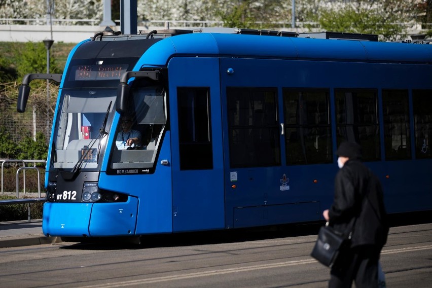 Kraków. Urzędnicy apelują o złagodzenie ograniczeń w pojazdach komunikacji miejskiej. Pasażerowie nadal skarżą się na tłok 
