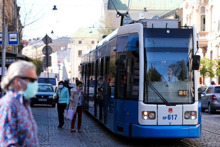 Kraków. Urzędnicy apelują o złagodzenie ograniczeń w pojazdach komunikacji miejskiej. Pasażerowie nadal skarżą się na tłok 