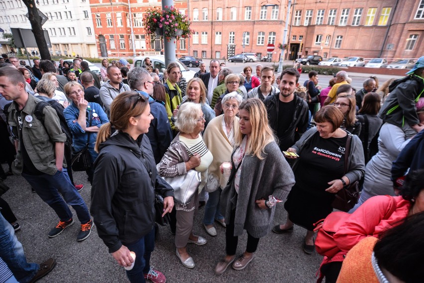 Łańcuch światła w Gdańsku. Kolejny protest w obronie niezależności sądów [ZDJĘCIA]