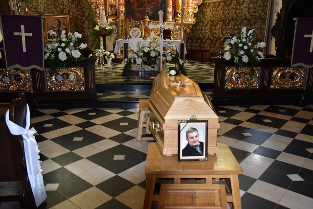 Pogrzeb Krzysztofa Niklasa w Kartuzach 25.05.2021. Mistrz spoczął nieopodal kolegiaty