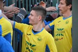 3. liga piłkarska. Zawodnicy Hutnika Kraków po meczu w Oświęcimiu dziękują kibicom [WIDEO]