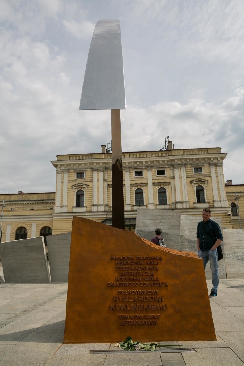 15 lat temu zmarł pułkownik Ryszard Kukliński. W Krakowie ma swój pomnik [GALERIA]