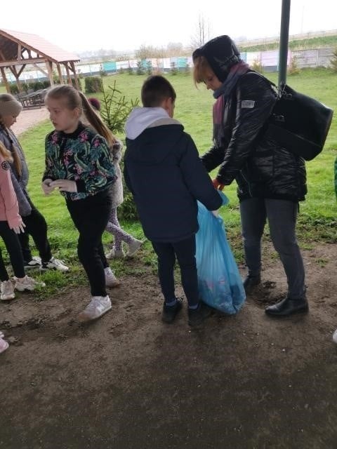 Uczniowie szkoły w Skalbmierzu na wielkich wiosennych porządkach. To była pożyteczna lekcja poszanowania środowiska. Zobaczcie zdjęcia