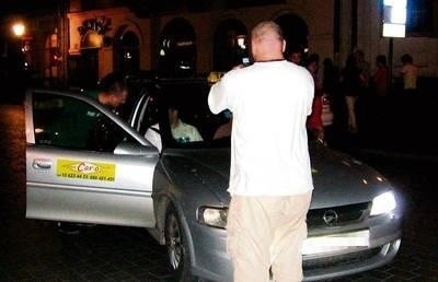 Krakowscy taksówkarze zatrzymują samochód firmy Caro i dokumentują jego kurs po Krakowie Fot. Marcin Banasik