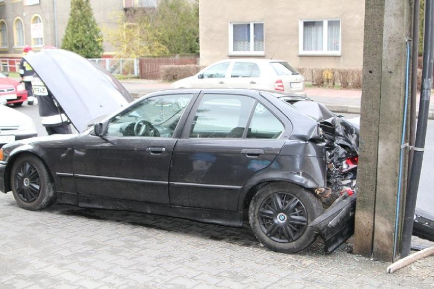 Wypadek w Wolsztynie: BMW uderzyło w słup energetyczny