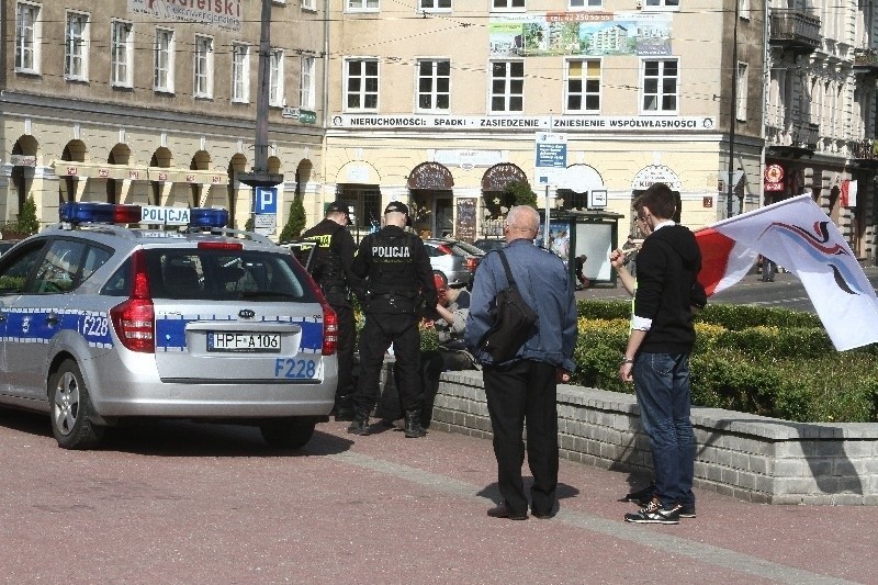 Obchody Konstytucji 3 Maja. Wiec i scenka historyczna na pl. Wolności [zdjęcia]