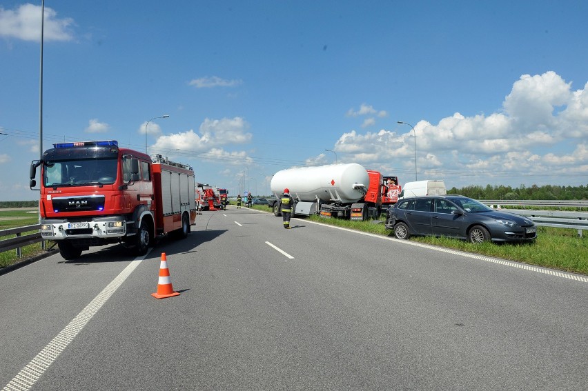 Wypadek na autostradzie w Świlczy. Autobus wjechał w toyotę 