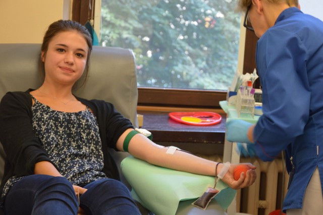 Joanna Salamon z Nowego Sącza właśnie po raz pierwszy w życiu oddała krew - Cieszy mnie sama świadomość, że komuś uratuję życie i to w tak banalny sposób. To nic nie boli.