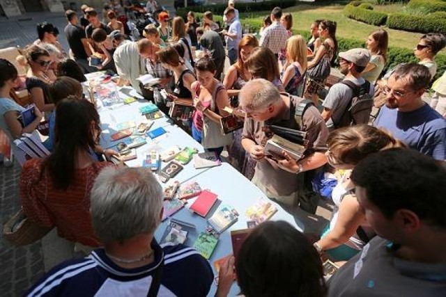 Drugie Życie Książki 201628 sierpnia 2016, o godz. 15.00 w klubokawiarni Forum Przestrzenie.Wymień się książkami i poznaj innych czytelników w ramach popularnej akcji Drugie Życie Książki!Zasady udziału w wymianach Drugiego Życia Książki są proste: wystarczy przynieść co najmniej jedną, a maksymalnie dziesięć książek. Ważne: tomy muszą być w dobrym stanie. Książki wydane przed 1995 rokiem będzie można wymienić tylko na inne książki wydane do 1995 roku. Osoby, które przyniosą nowe książki (wydane po 1995 roku) – mogą wybierać do woli, zarówno spośród nowych, jak i starszych tomów. 