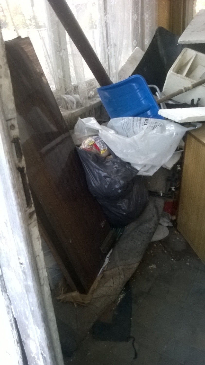 Zaśmiecone mieszkanie przy Szosie Lubickiej. MPO wyrzuciło z niego 6,5 ton śmieci
