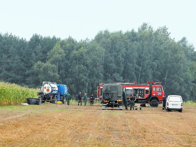 Strażacy i policja nie dopuszczali nikogo na odległość 400 metrów w pobliże prowadzonej akcji.