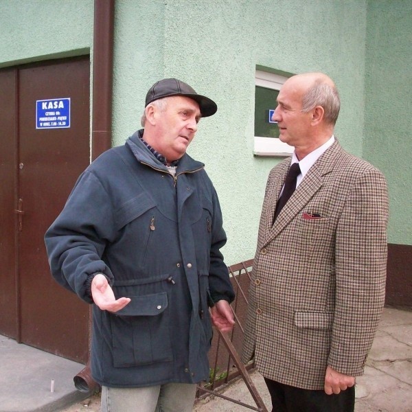 Przed ostatnim zebraniem przedstawicieli członków trwają ciągłe dyskusje. Na zdjęciu: prezes Andrzej Zieliński z jednym z pracowników - Stanisławem Maślanką.