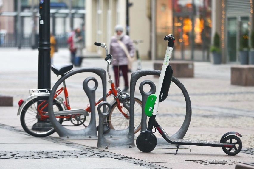 Hulajnogi można zostawić wszędzie. Nie mają swoich parkingów