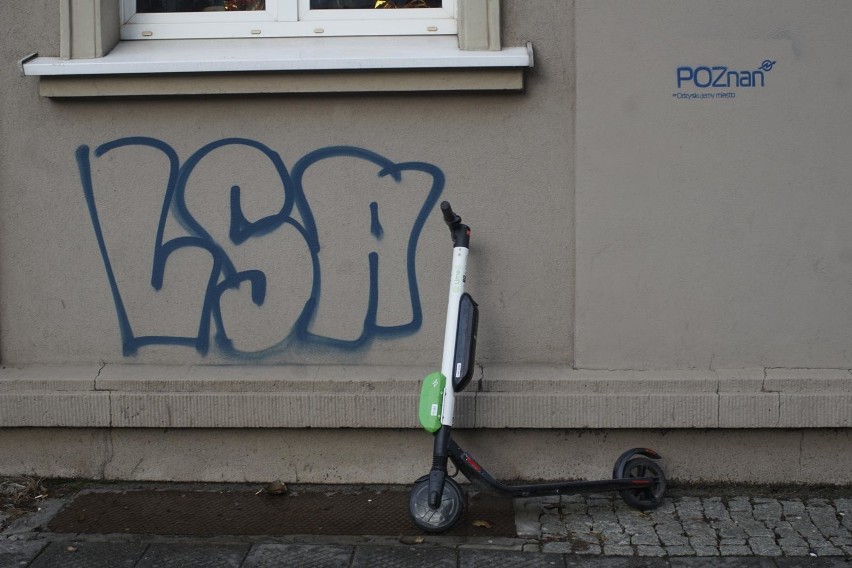 Hulajnogi można zostawić wszędzie. Nie mają swoich parkingów