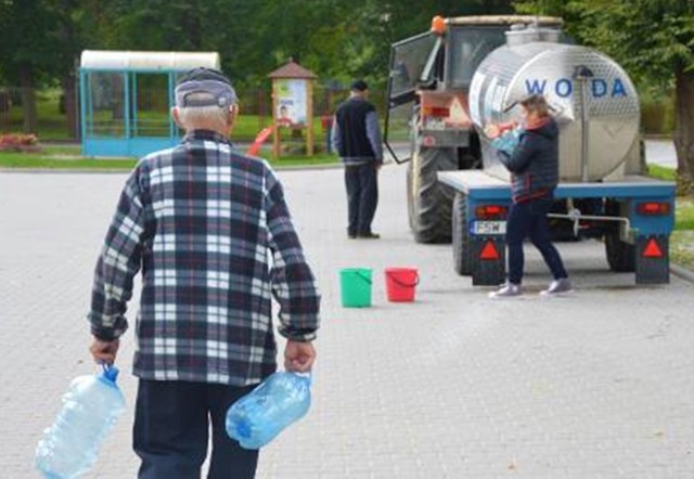 Skażona woda w Lisowicach. Nie nadaje się do spożycia przez ludzi. Gmina organizuje wodę dla mieszkańców