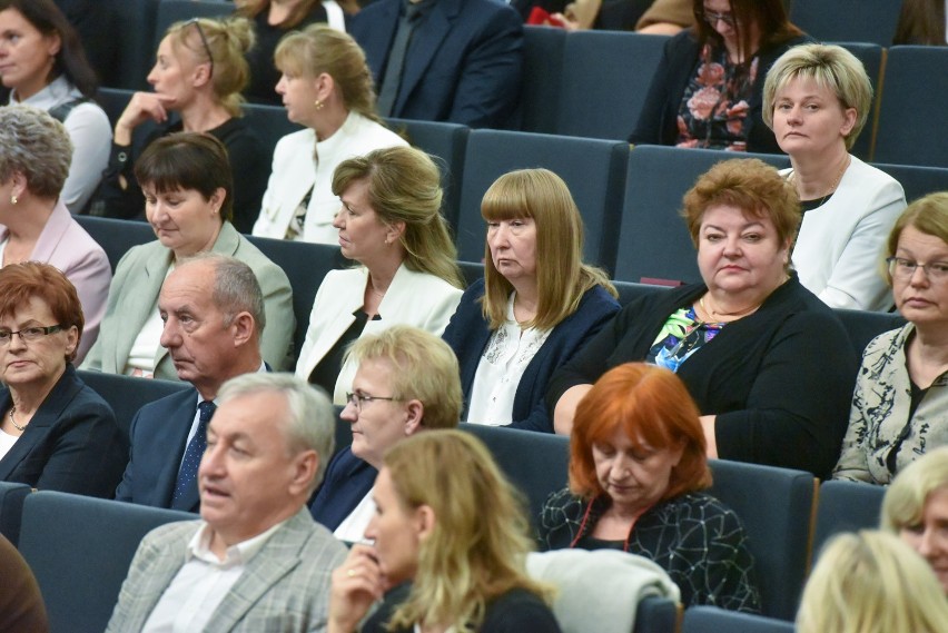 Pracownicy oświaty odebrali w Toruniu medale i nagrody od ministra i kuratorium