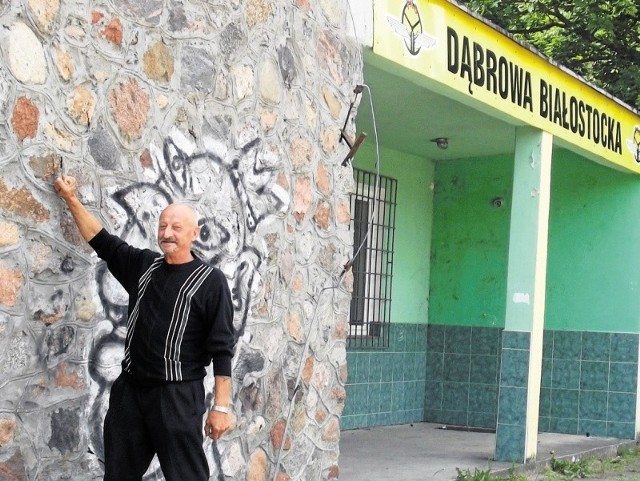 Tylko wandale korzystają z dworca PKS w Dąbrowie Białostockiej, malując kolejne graffiti