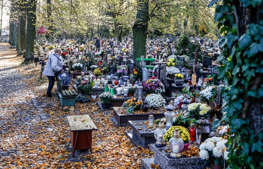 Cmentarze znów otwarte 3.11.2020 r. Pomorzanie ruszyli na nekropolie, by odwiedzić groby swoich bliskich [zdjęcia, wideo z drona]